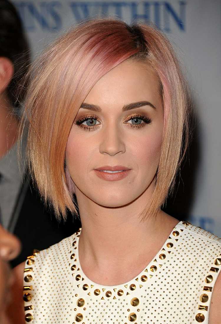 Katy Perry Frisur kurzer Bob blonde Haare rosa Highlights