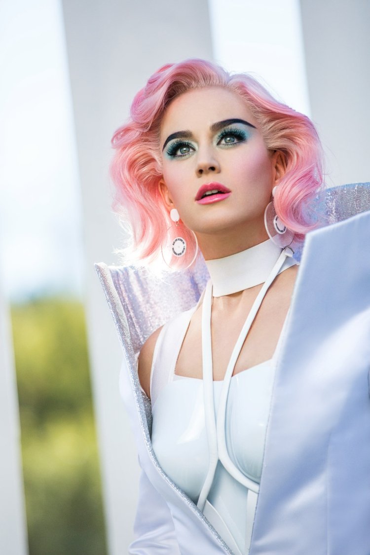 Katy Perry Frisur langer Bob Frisur rosa Haare Pastellfarben
