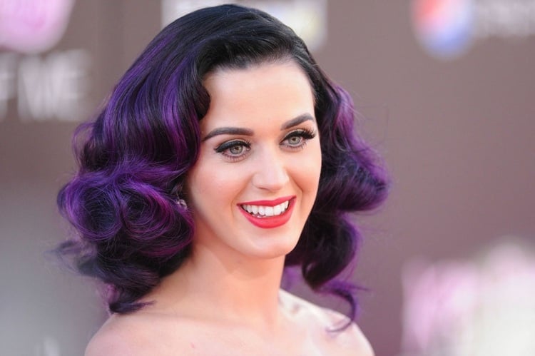 Katy Perry Frisur purpurlila Haarfarbe Locken Haartrends Ideen