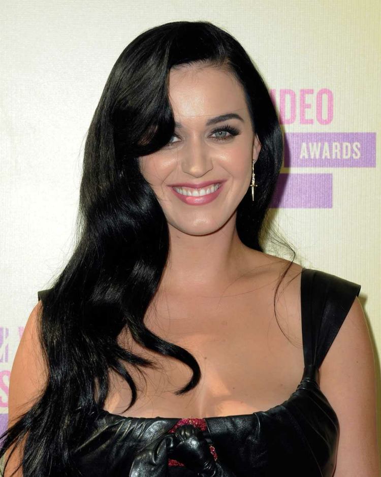 Katy Perry Frisur schwarze Haare Locken lange Haare 2012