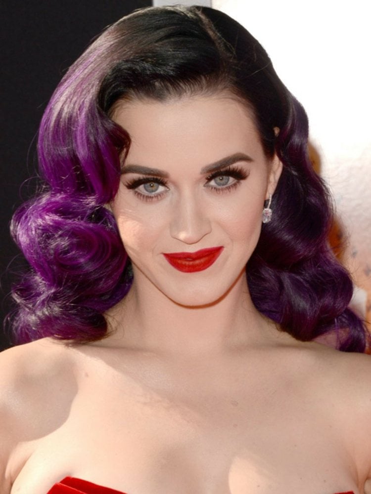 Katy Perry Frisur schwarze Haare Locken lila Strähnen