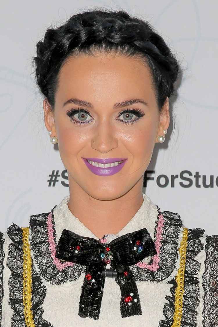 Katy Perry Frisur schwarze Haare Zopf lila Lippenstift