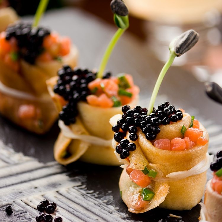 Kaviar servieren Vorspeisen Rezepte Mini Pfannkuchen Tomatensalsa