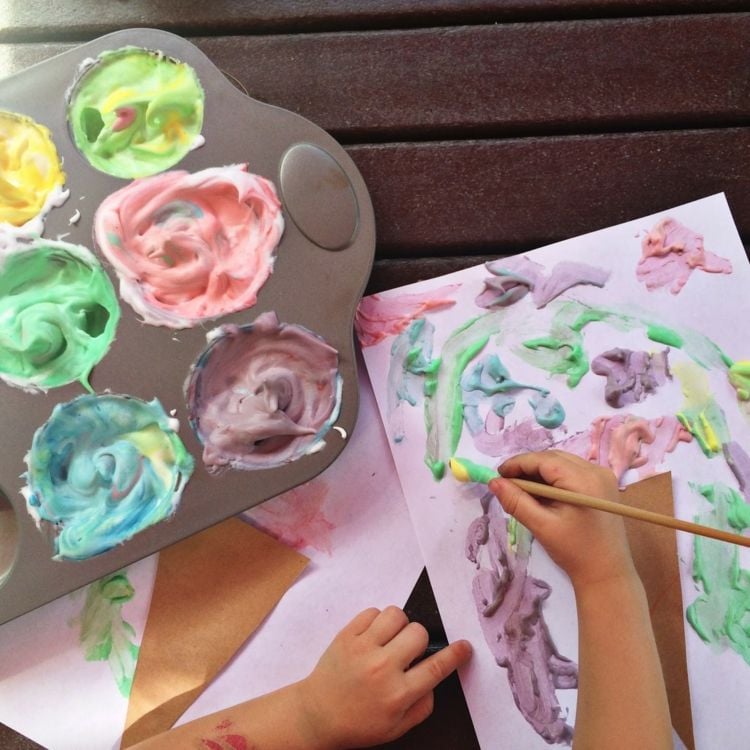 Kinder malen gern mit Pinsel und Farben