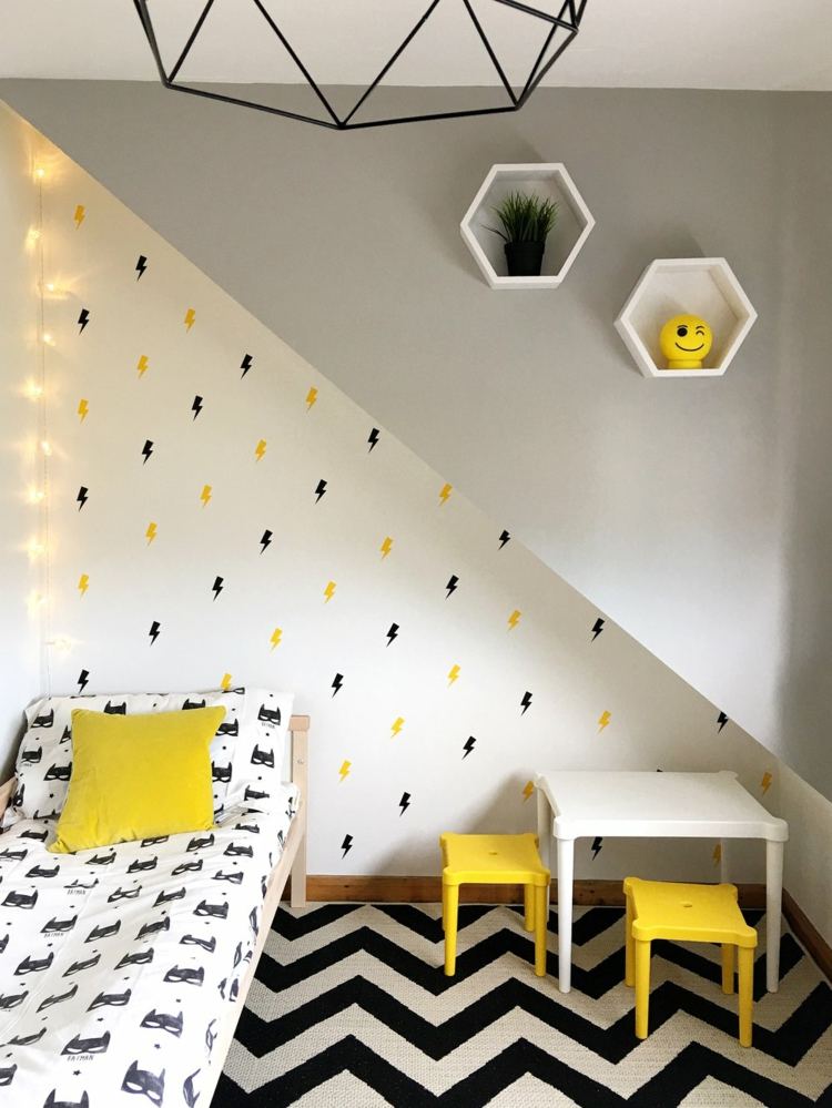 Kinderzimmer mit Dachschräge - Geometrische Lampe, Regale und Zickzackmuster im Teppich