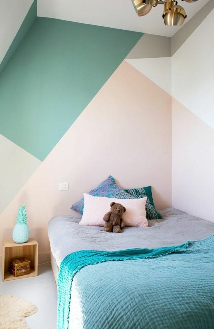 Kleines Kinderzimmer mit dezenten Farben für Wand und Textilien gestalten