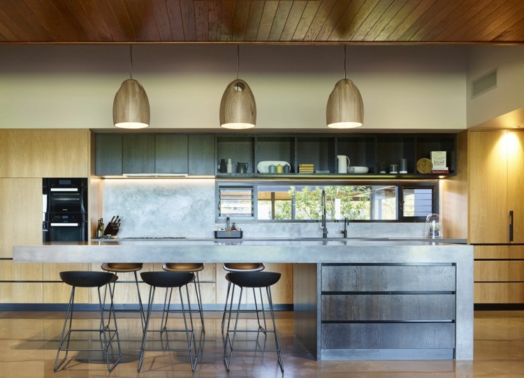 Kücheninsel und Frühstückstheke aus Beton in einem, kombiniert mit Holz