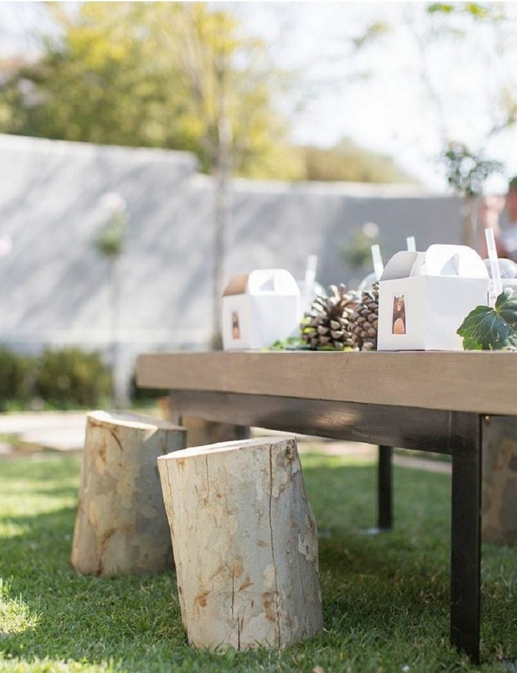 Lustige Idee für die Party im Garten mit niedrigen Tischen und Hockern aus Baumstämmen
