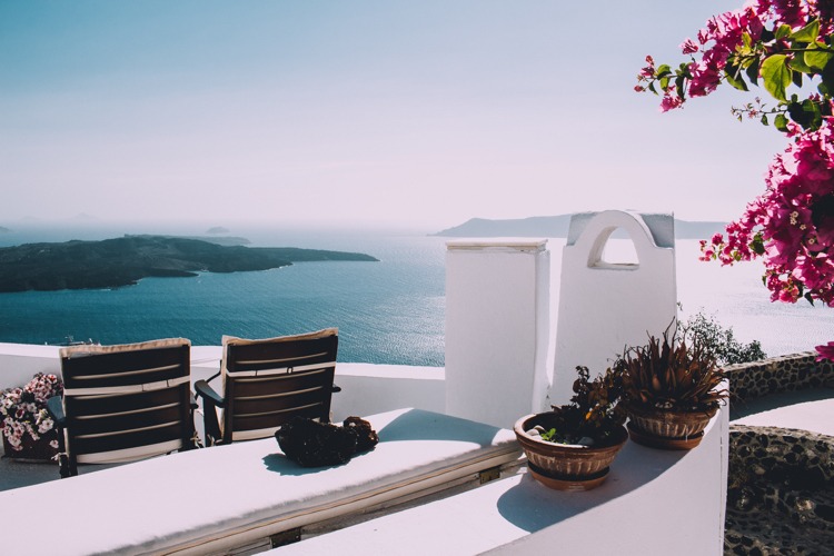 Luxusurlaub Santorini Griechenland Sommer Terrasse mit Meerblick