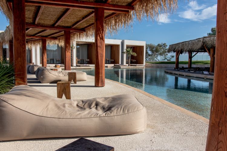 Luxusurlaub Thailand Loungebetten um dem Pool