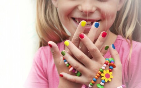 Maniküre für Kinder selber machen mit Kindernagellack