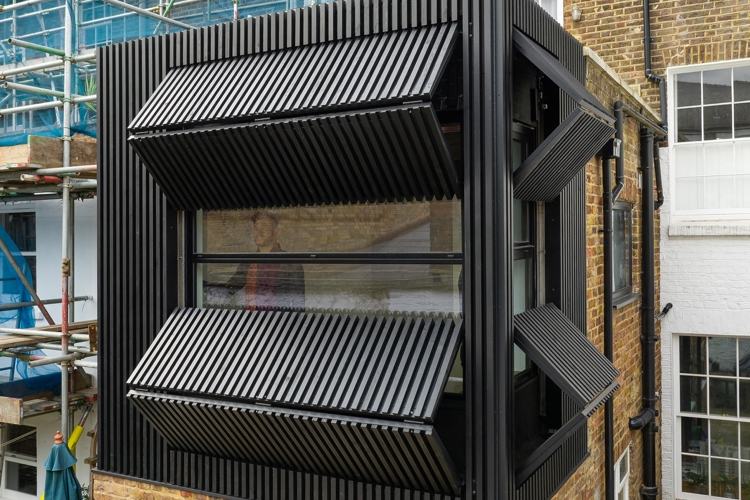 Mechanische Fenster Klappläden in Londoner Anbau