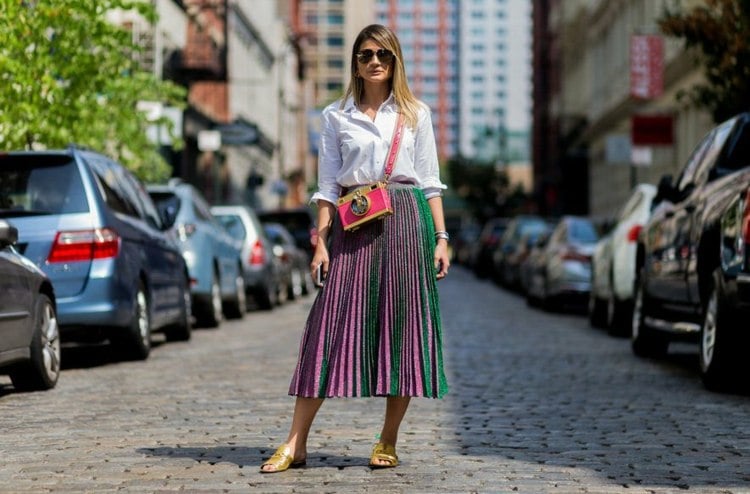 Midi Plisseerock kombinieren Sommer Sandalen weiße Hemdbluse Outfit Ideen Modetrends