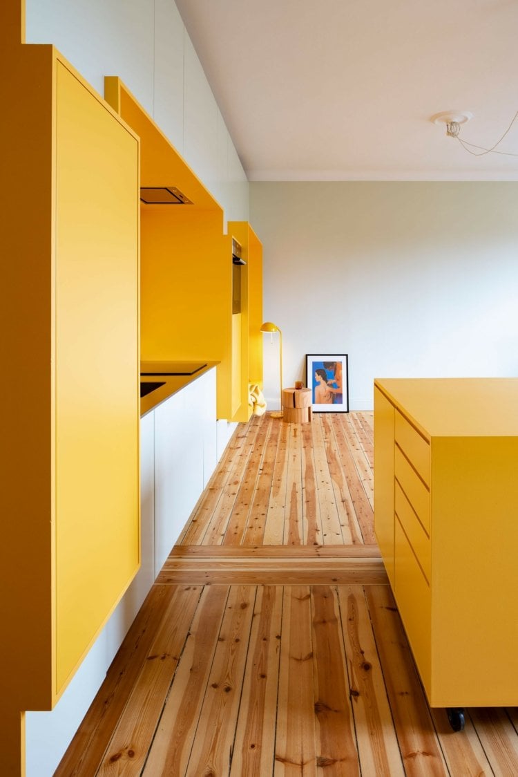 Minimalistische Küche und Kücheninsel in Gelb