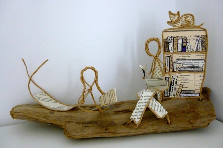 Mit Papierdraht basteln Figuren und Bücher im Bücherregal auf Holz