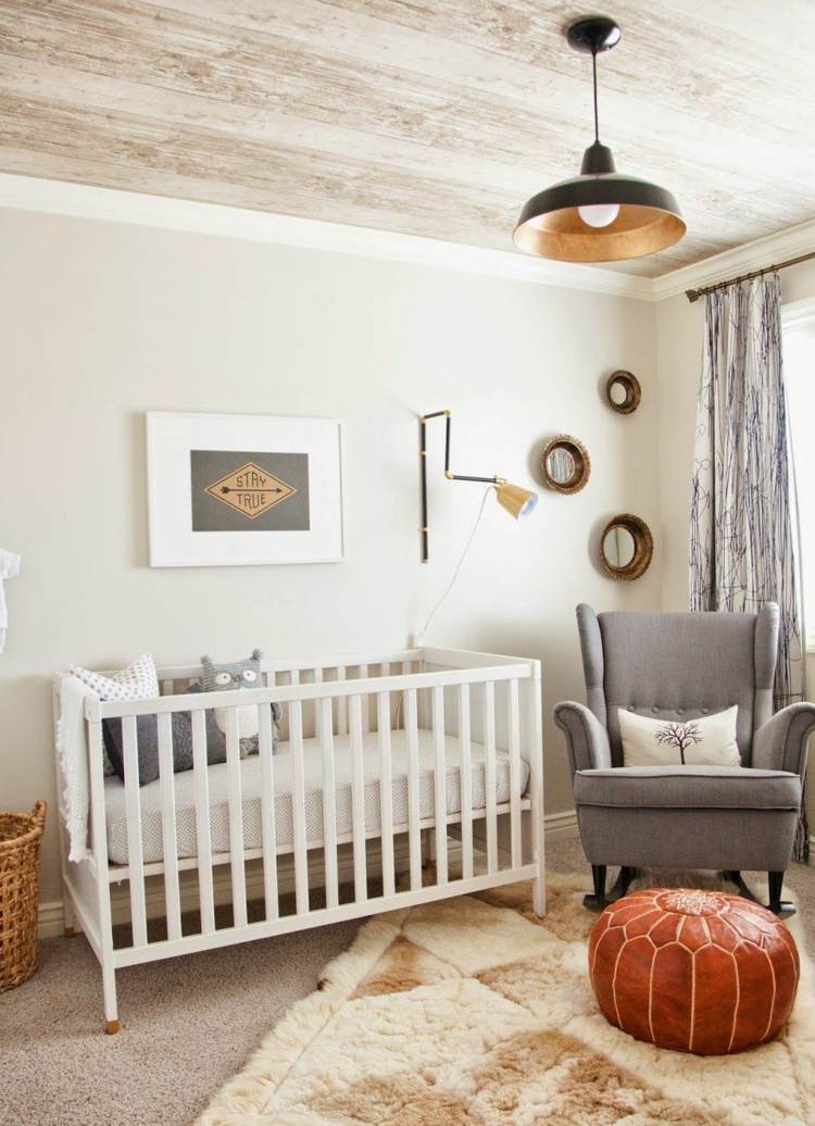 Mit der Decke im Babyzimmer einen rustikalen Akzent schaffen