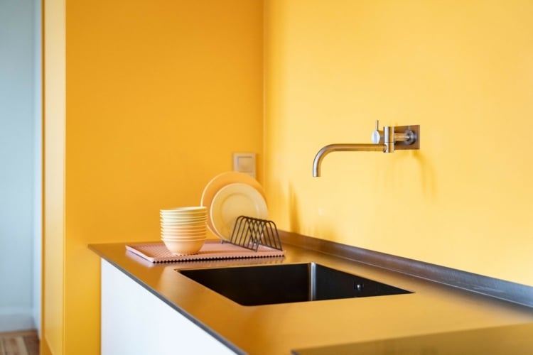 Moderne Einrichtung und Gestaltung der Küche mit grauer Arbeitsplatte