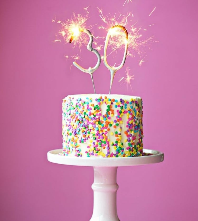 Mottoparty zu Ihrem 30. Geburtstag Torte mit bunte Zuckerstreuseln 