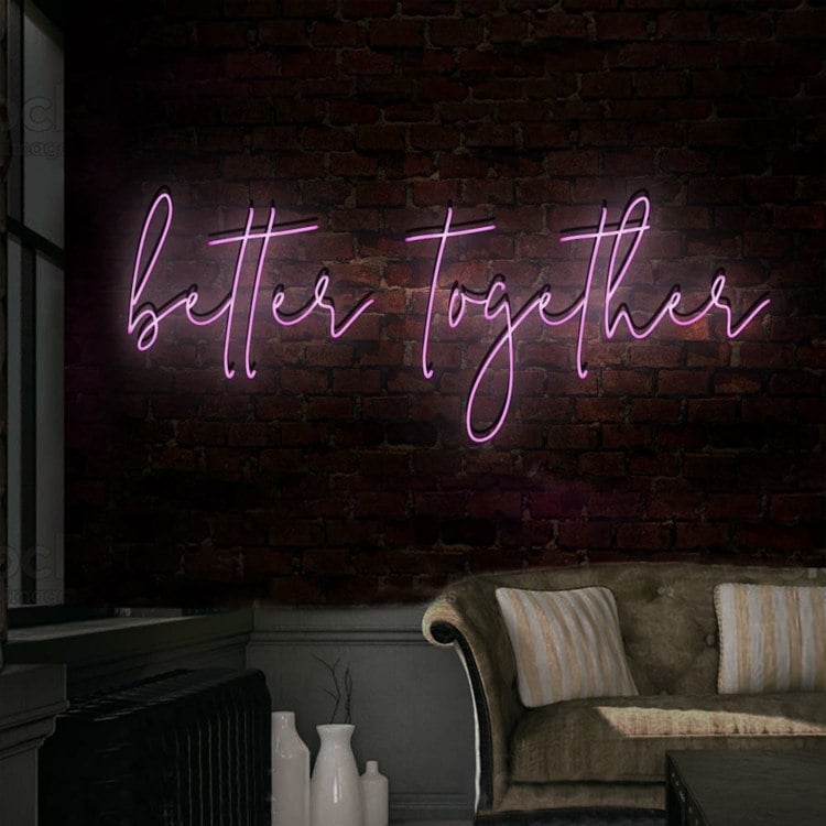 Neon Schriftzug in Rosa auf einer Backsteinwand Better Together