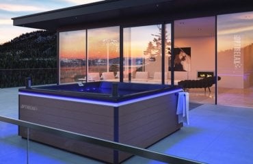 Outdoor-Whirlpool-auf-der-Terrasse-Luxus-Villa