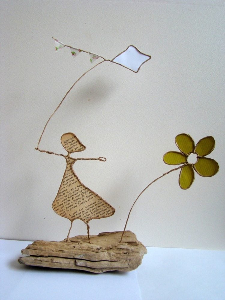 Papierdrahtfiguren für den Herbst mit einem Drachen und einem Mädchen im Wind