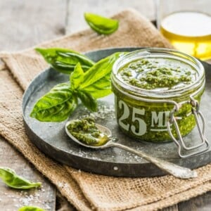 Pesto selbst machen Ideen Basilikum Brot Aufstrich