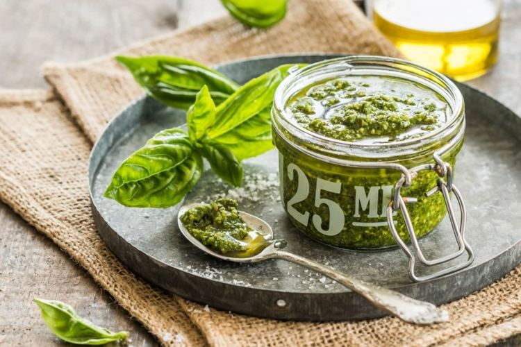 Pesto selbst machen Ideen Basilikum Brot Aufstrich