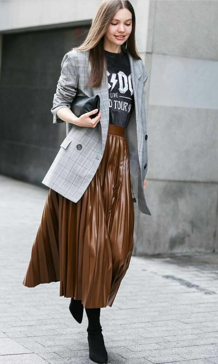 Plisseerock kombinieren Blazer Oversize T-Shirt schwarze Stiefeletten Herbst Outfit Ideen