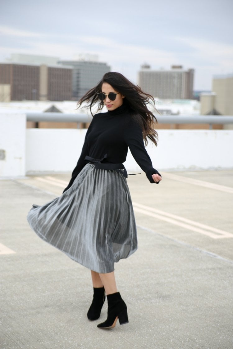 Plisseerock kombinieren Herbst Stiefeletten schwarzer Pullover Outfit Ideen