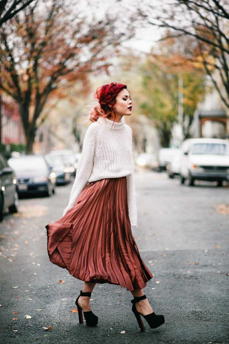 Plisseerock kombinieren Strickpullover Oversized High Heels Herbst Outfit Ideen rote Haare