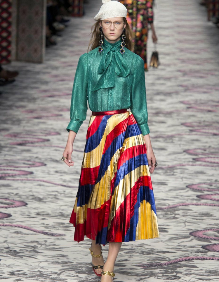 Plisseerock kombinieren grünes Hemd mit Glitzer Outfit Ideen Modetrends 2019