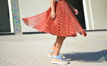 Plisseerock kombinieren im Sommer Plateau Sneakers Silber Modetrends Damen