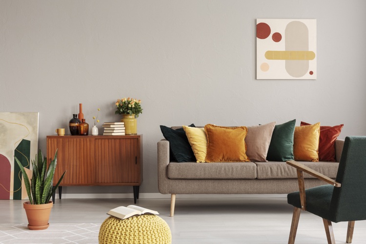 Retro Wohnzimmer Trends 2019 Samt in Edelsteinfarben Smaragdgrün Orange Turmalin