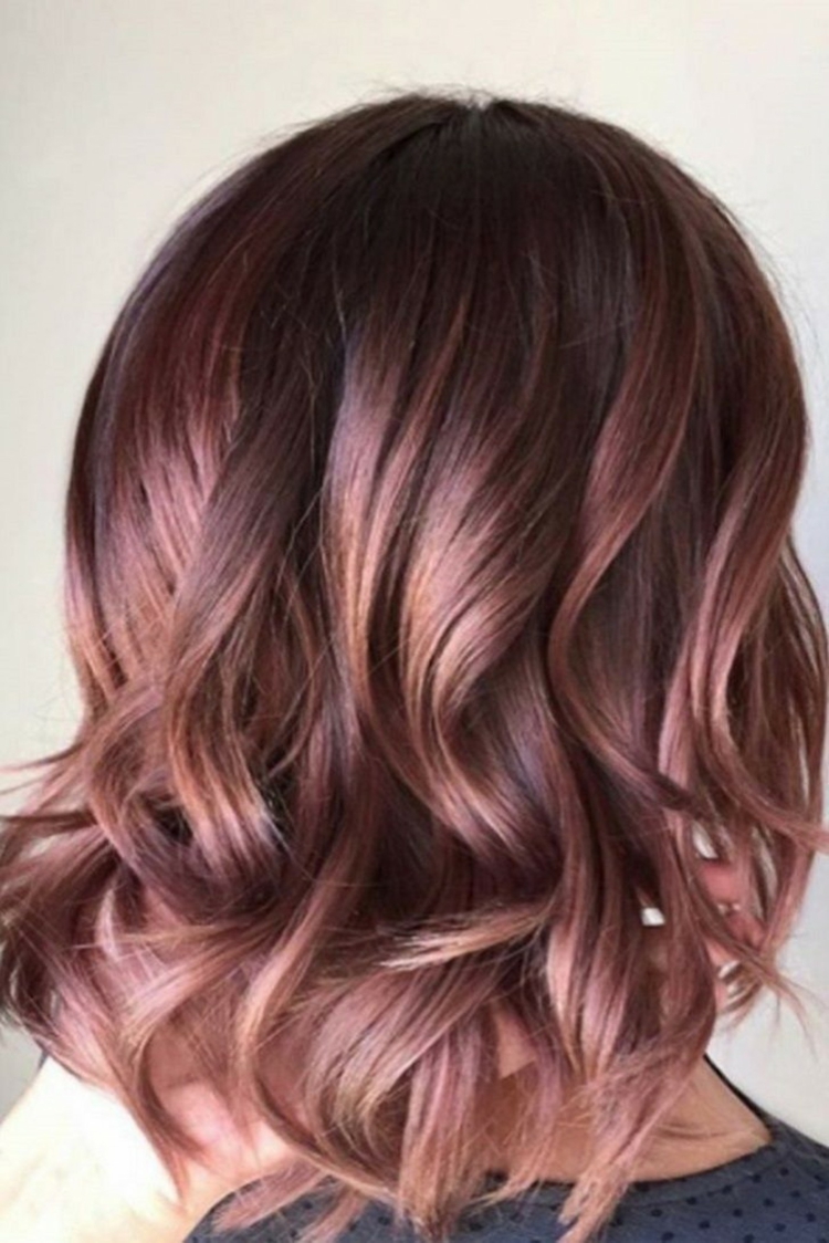 Rose brown lila Haarfarbe für Brünetten Frisurentrends Damen langer Bob Frisur Locken Strähnen