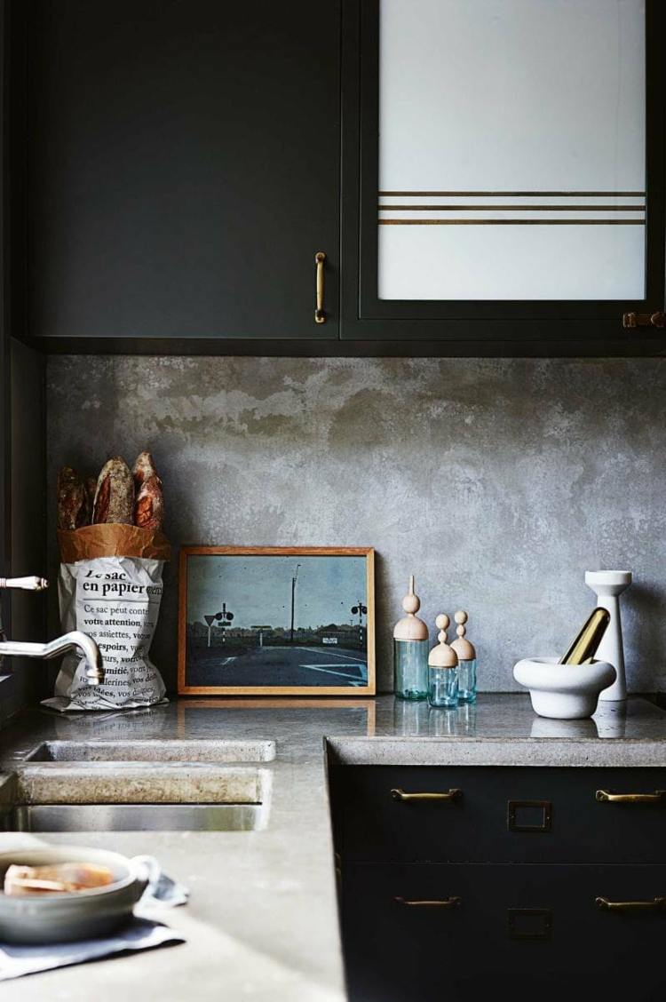 Schwarze Küche im Landhausstil mit Beton Arbeitsplatte und Fliesenspiegel