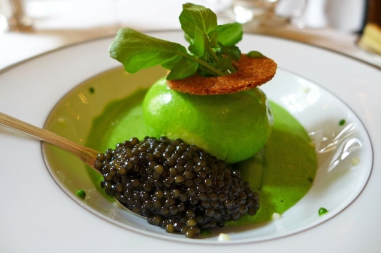 Schwarzer Kaviar Vorspeise servieren gekochte Eier Gourmet Essen Rezepte