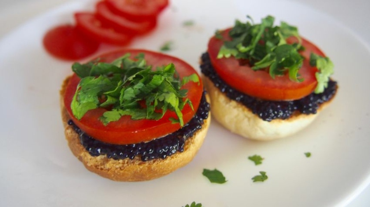 Schwarzer Kaviar kaufen servieren Vorspeise Rezepte Tomaten