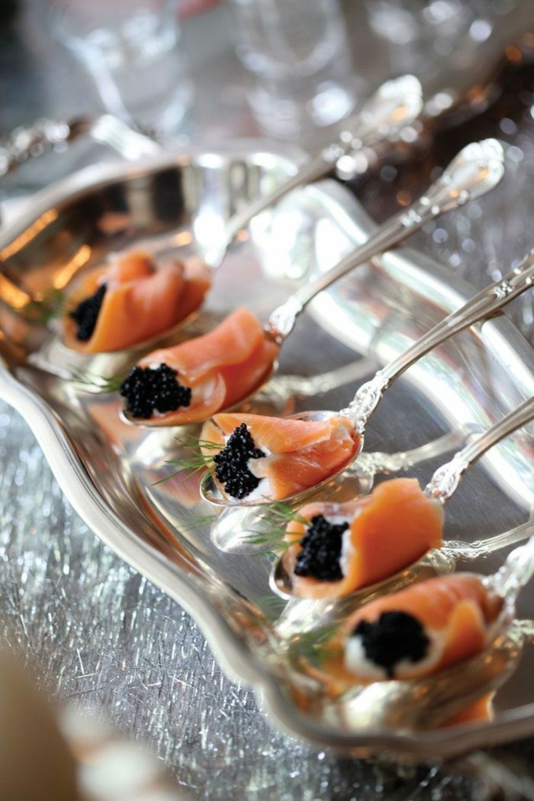 Schwarzer Kaviar richtig servieren und genießen Gourmet Küche Vorspeisen Rächerlachs Silberlöffel