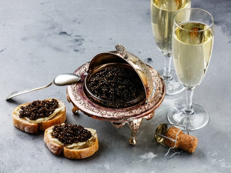 Schwarzer Kaviar servieren Champagner trinken Vorspeizen Rezepte Brottoast