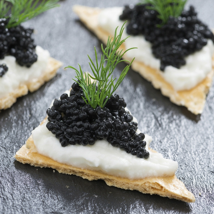 Schwarzer Kaviar servieren Vorspeise Rezept Sauerrahm
