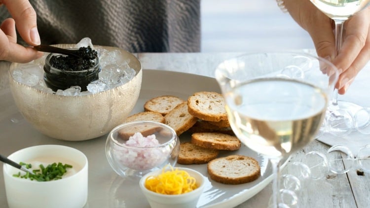 Schwarzer Kaviar servieren auf Eisbett Brottoast Wein Serviertablett