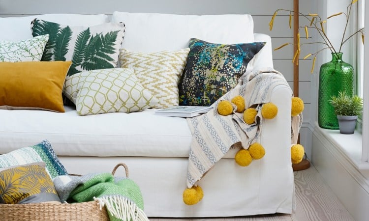 Senfgelb kombinieren Decke Dekokissen weißes Sofa Farbakzent Wohnzimmer Ideen