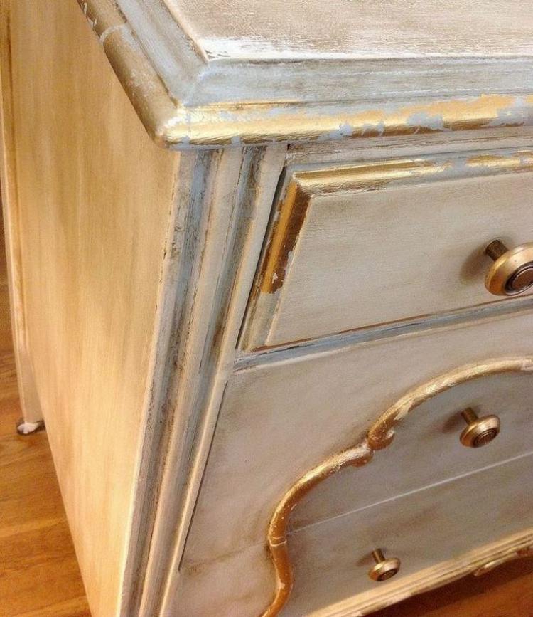 Shabby Chic Möbel selber machen mit Weiß und Blattgold