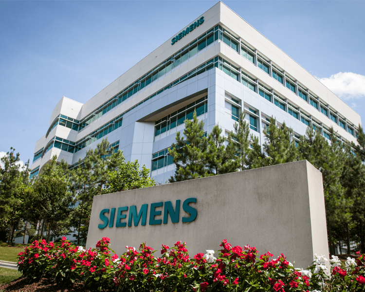 Siemens Bürogebäude Bäume und Blumen im Vorgarten