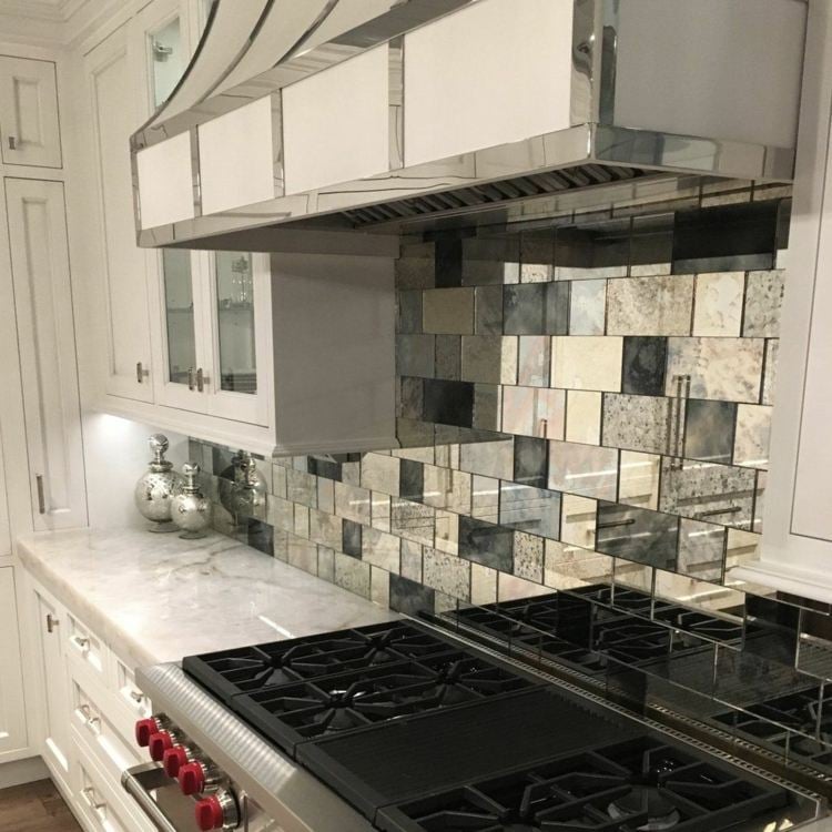 Spiegelfliesen gestalten Küchenrückwand Ideen Küche einrichten Inspirationen weiße Küchenschränke