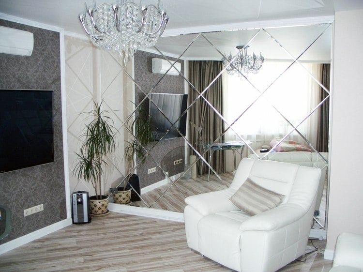 Spiegelfliesen dekorieren Schlafzimmer Ideen moderne Einrichtung Sessel
