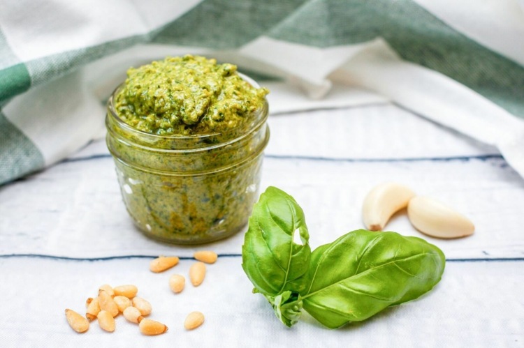 Vegan Basilikum Pesto selbst machen gesunde Rezepte abnehmen