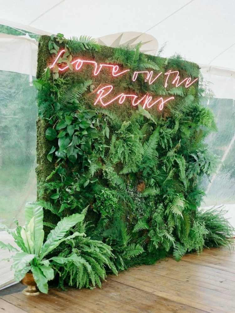 Vertikaler Garten als Hintergrund in Grün mit Rosa Schriftzug Idee Love on the Rocks