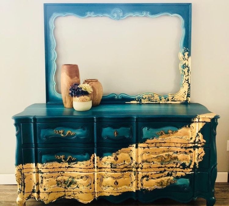 Vintage Möbel verschönern mit Blattgold - Idee mit Petrolblau und passendem Spiegel
