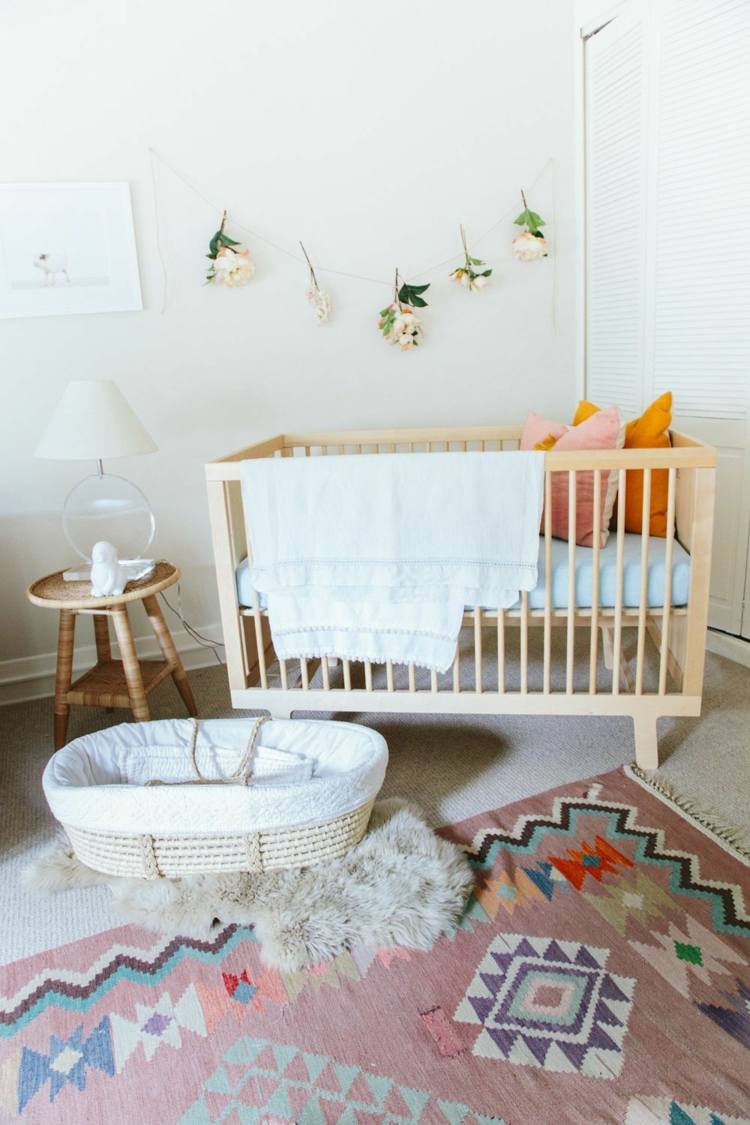 Vintage Teppiche wirken rustikal und bringen dezente Farben ins Babyzimmer